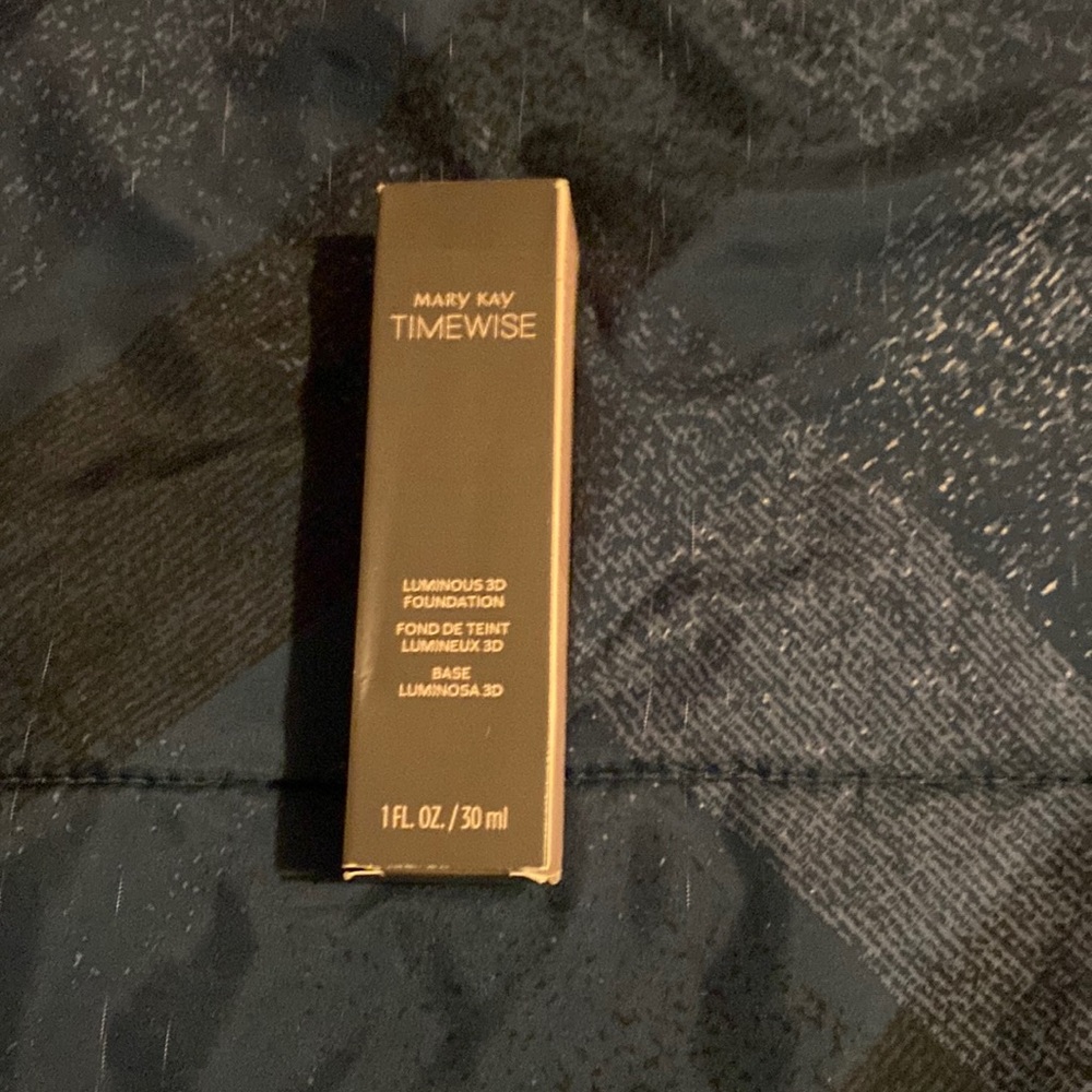 Mary Kay Luminous 3D Foundation (Beige W 180)